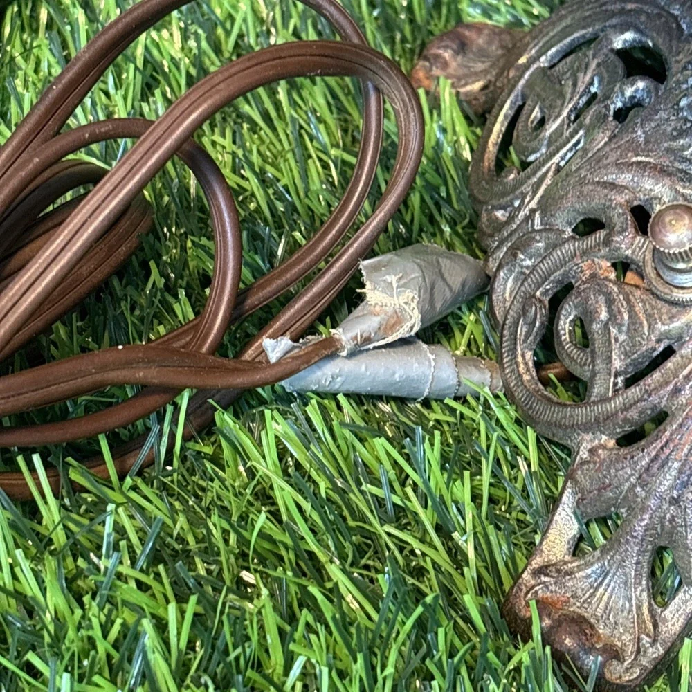 Vintage Floral Glass Electric Table Lamp –‎ Works, Cord Needs Repair